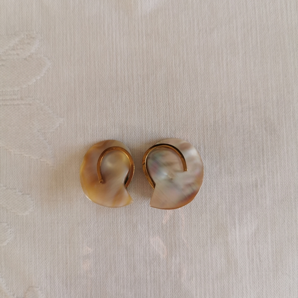 Vintage Polished Shell Clip On Earrings